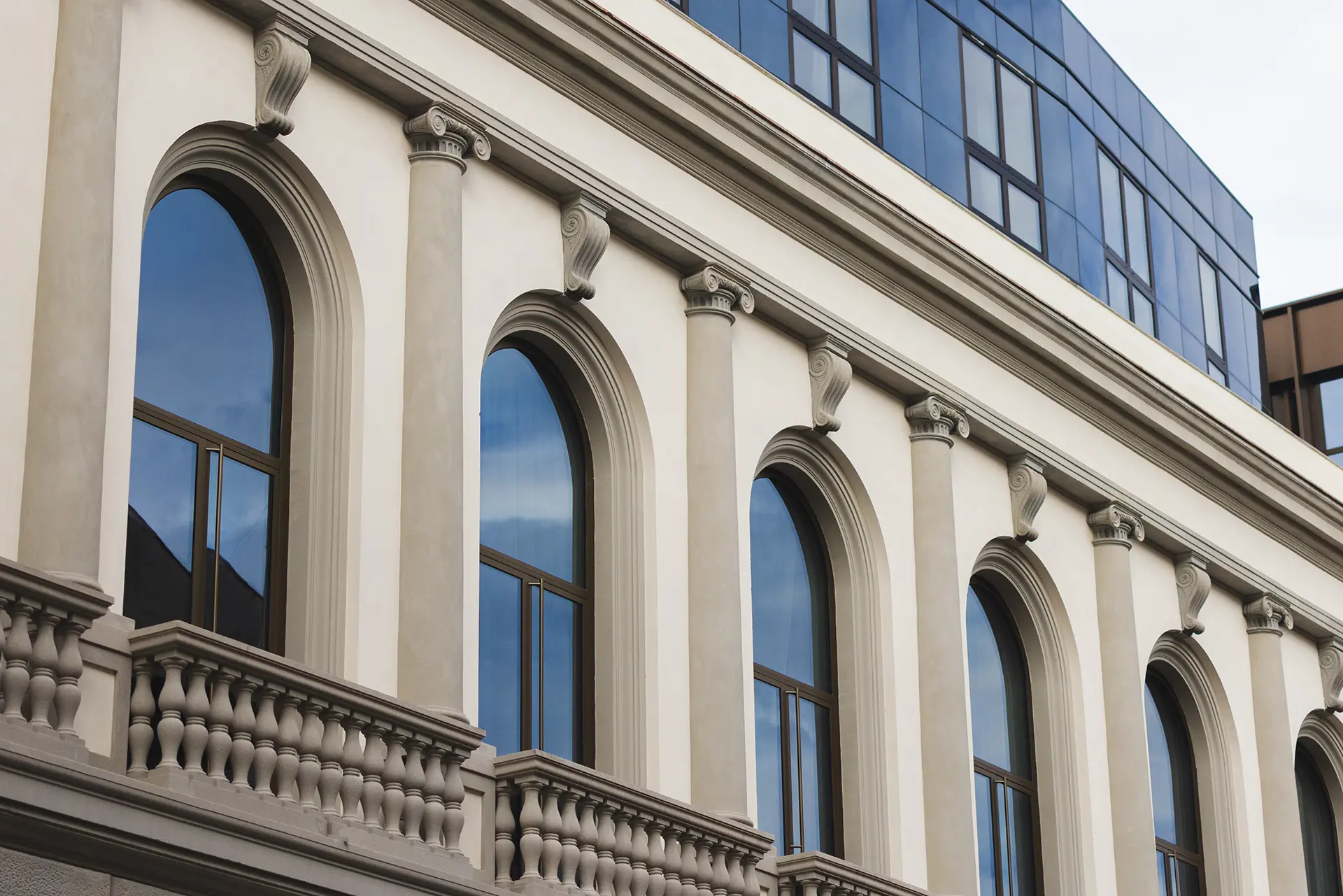 Linee architettoniche e materiali ricercati del progetto Teatro Luxury Apartments